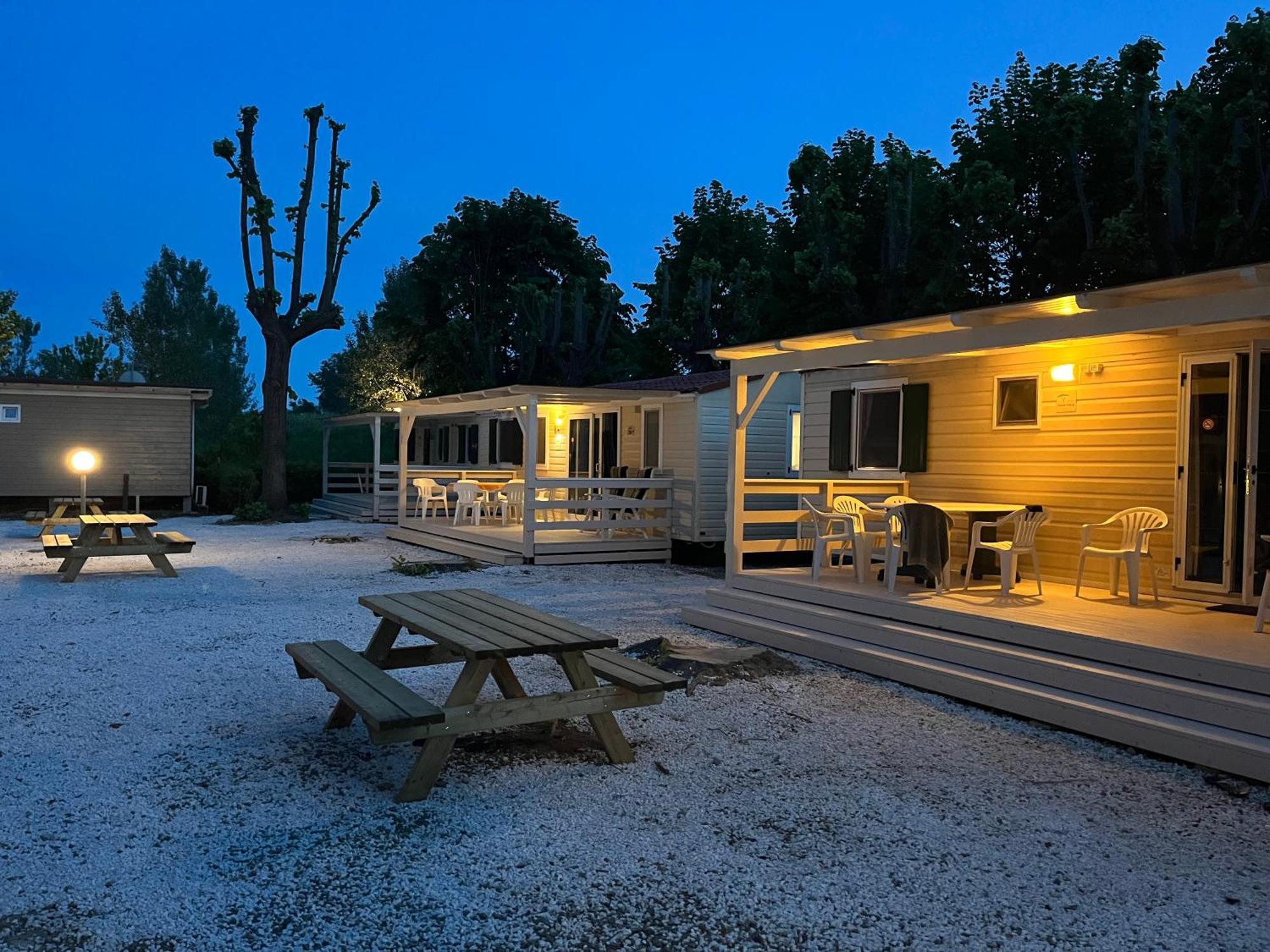 Chalet Camping River Italie Met 2 Slaapkamers Ameglia Eksteriør bilde