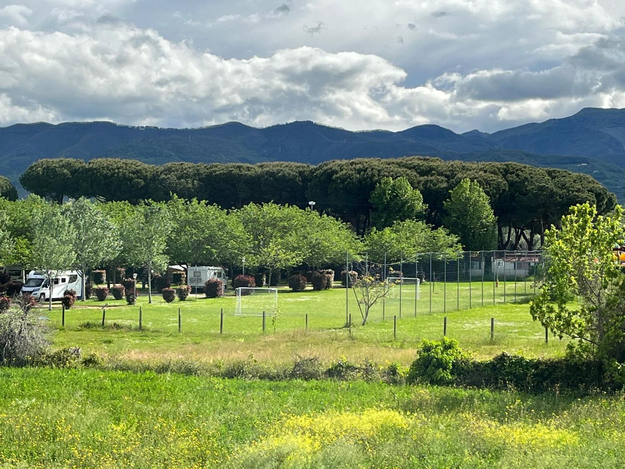 Chalet Camping River Italie Met 2 Slaapkamers Ameglia Eksteriør bilde